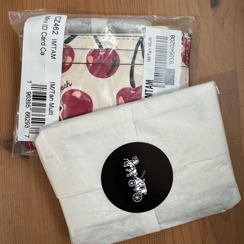 🍒 Coach Mini Skinny Id Case With Cherry Print - Picture 4 of 4